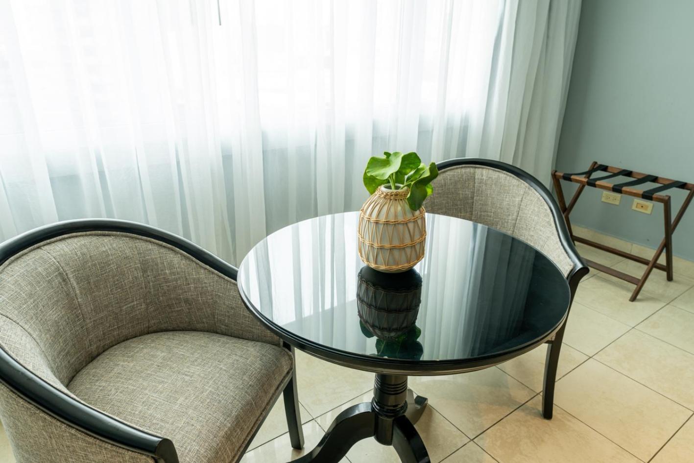 Hotel El Panama By Faranda Grand, A Member Of Radisson Individuals Экстерьер фото A table with a glass tabletop